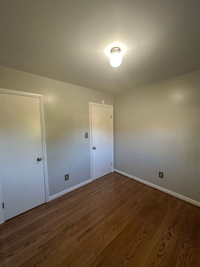 Building Photo - 3 bedrooms 2 baths, Split Level in the loc...