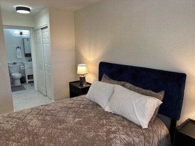 Building Photo - SEASONAL RENTAL - Downtown Sarasota Renova...
