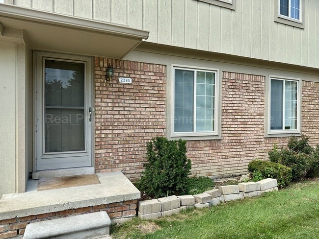 Building Photo - Renovated and Super Clean 2 Bed/1.5 Bath C...