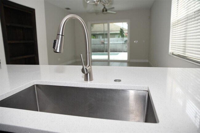 Building Photo - 4943 Solimartin Dr