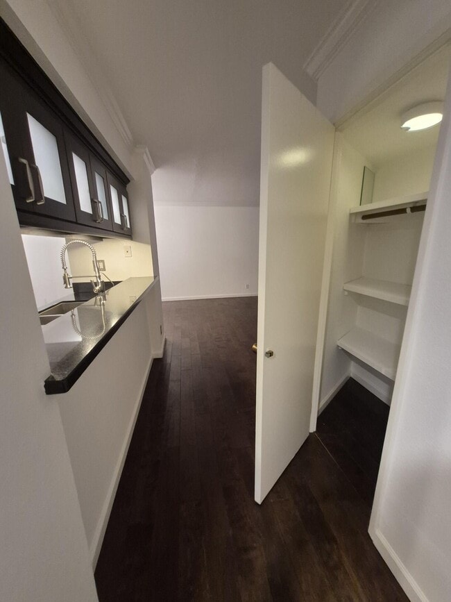 Building Photo - 600 W 9th St