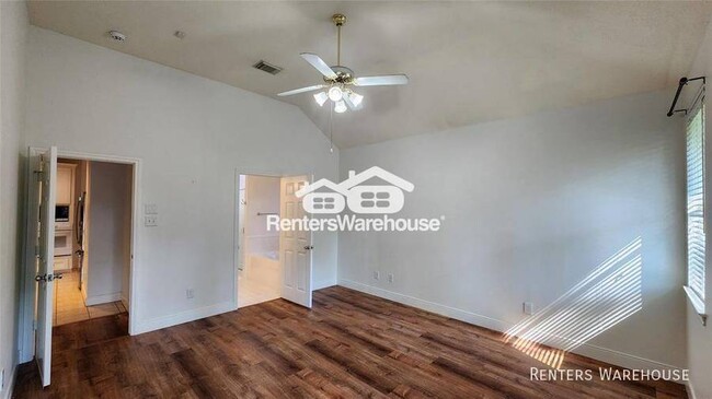 Building Photo - This lovely 3 bedroom, 2 bath home is avai...