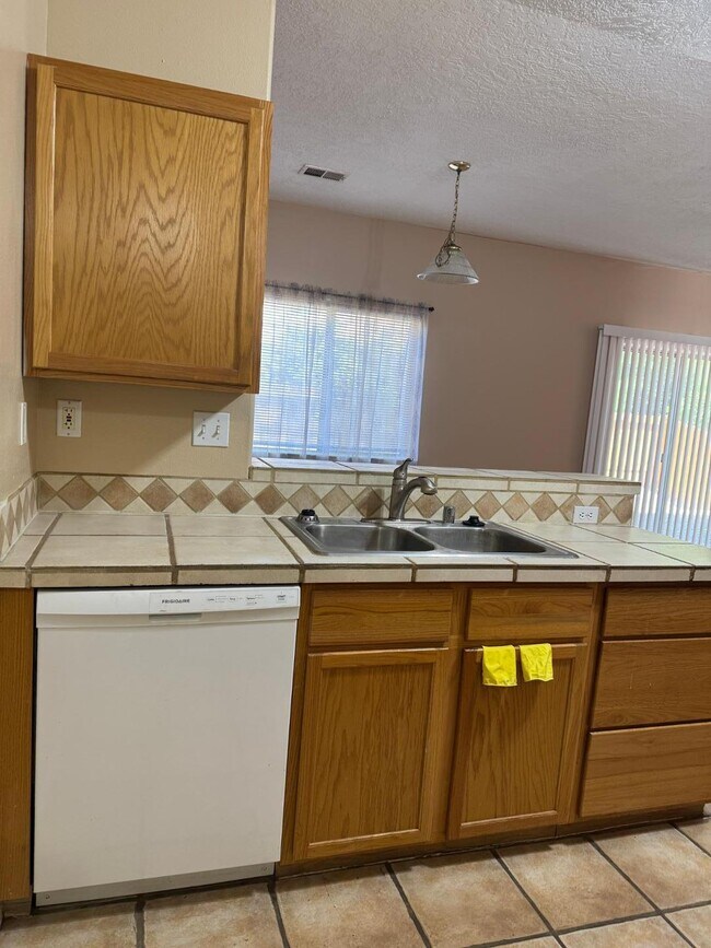 Building Photo - 256 Glenridge Park Ln NE