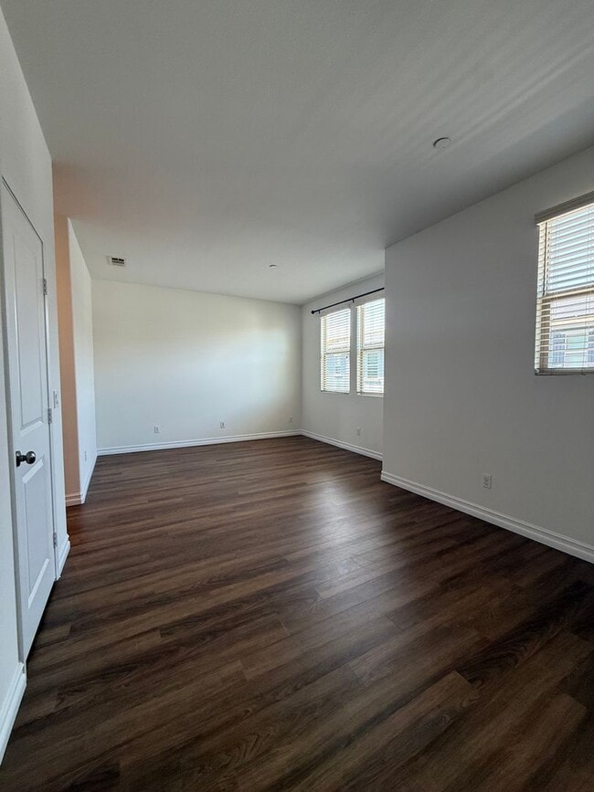 Building Photo - 2 Bedroom, 2.5 Bath Tri-level townhouse in Signal Hill