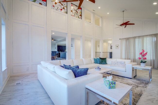 Building Photo - 8402 Columbia Dr