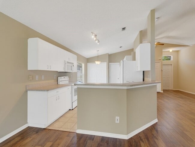 Building Photo - 962 E 13th Square