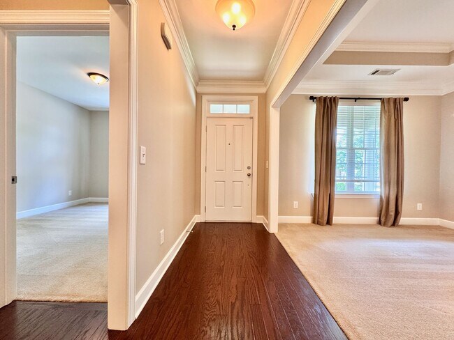 Building Photo - 3 Bedroom, 3 Bathroom Home w/ 2 Car Garage...