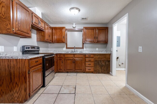 Building Photo - Charming 5-bedroom, 1.5-bathroom home