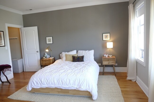 Building Photo - 3024 N Sheffield Ave