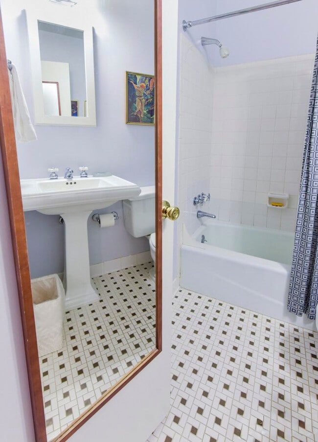 Building Photo - 1127 Independence Ave SE