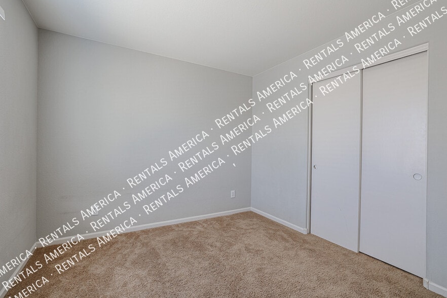 Building Photo - 7441 W Fleetwood Ln