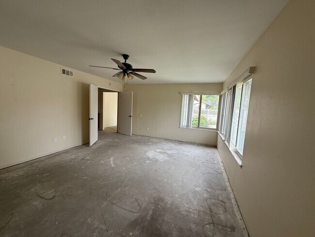 Building Photo - Large Home in Leisure Village - Premier Se...