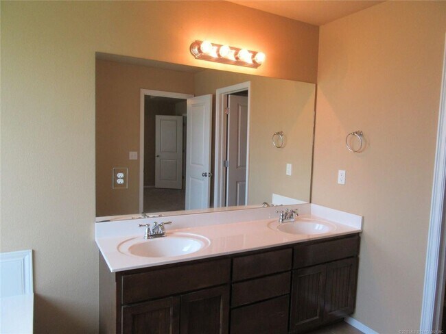 Building Photo - 4 Bed | 2 Bath in Owasso!
