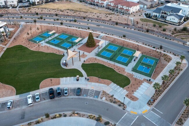 Building Photo - Desert Color Townhome!