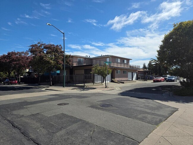 Building Photo - 301 Willard Ave