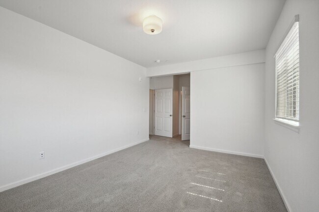 Building Photo - 15700 E Jamison Dr