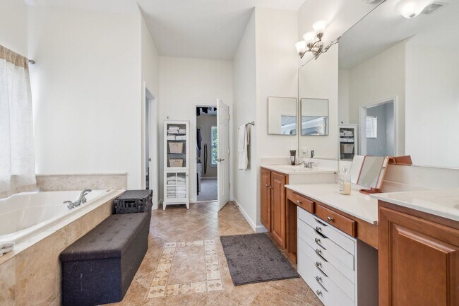 Building Photo - Stunning single-family home filled with th...