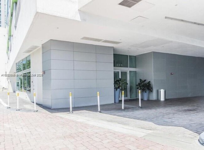 Building Photo - 325 S Biscayne Blvd