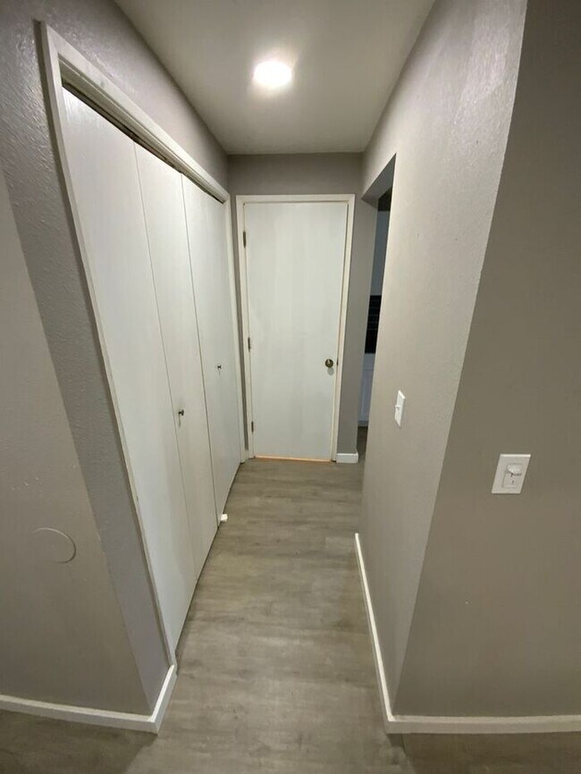 Building Photo - West Olympia 2bdr 1.5bath Townhome w/ garage & parking