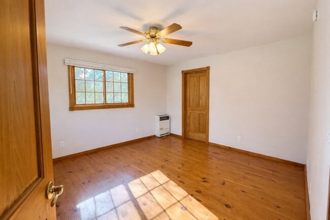 Building Photo - 20250 Vineyard Ln