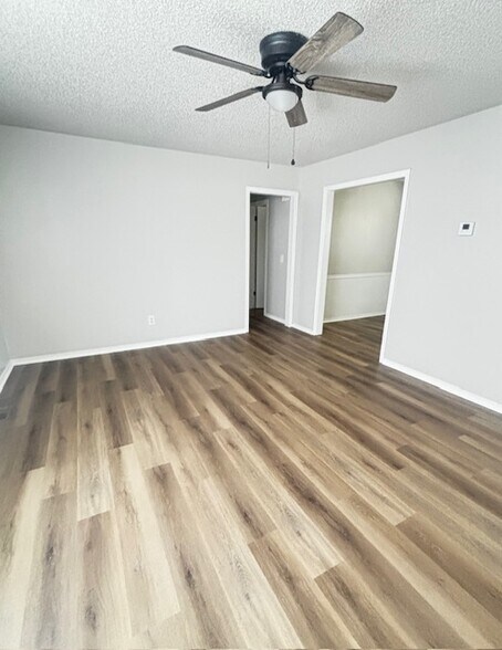 Building Photo - 309 W Vandament Ave