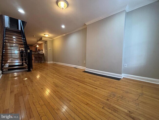 Building Photo - 1122 W Hamburg St