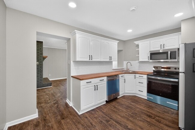 Building Photo - 1994 Brynell Dr