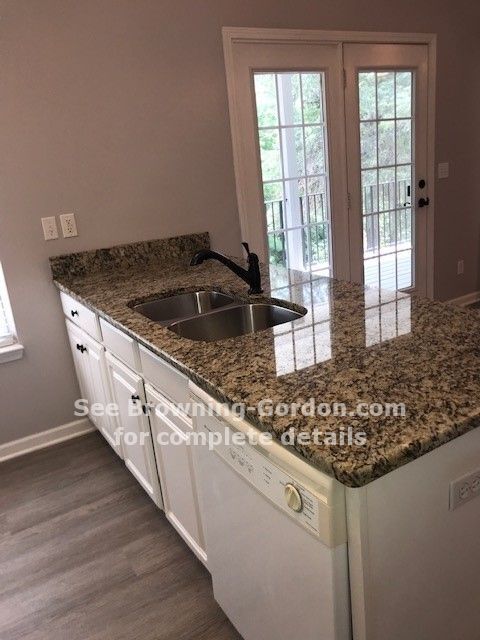 Building Photo - Pristine 2 bedroom that is cute as can be!
