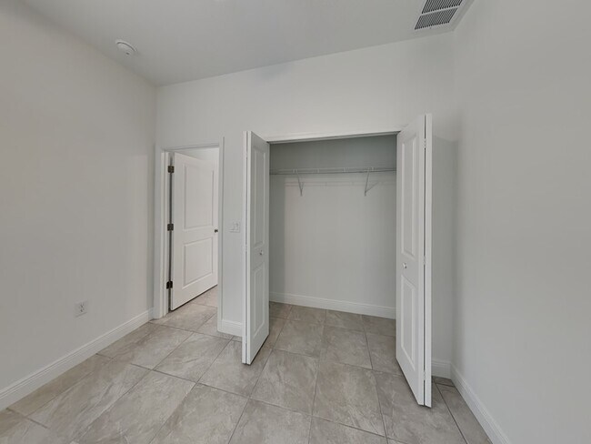 Building Photo - 8809 N Sandree Dr