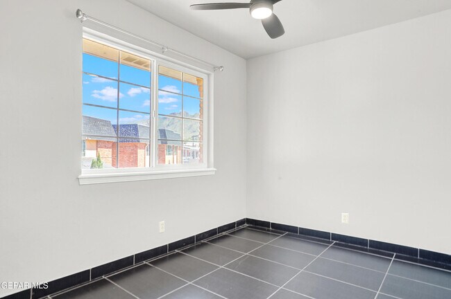 Building Photo - 333 Eubank Ct