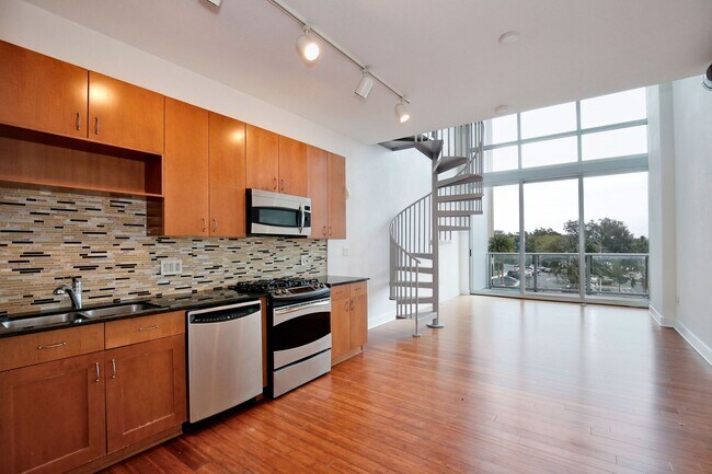 Building Photo - Beautiful 1/1.5 Modern Condo in the Highly...