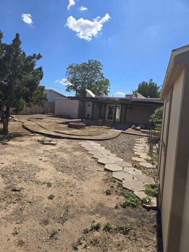 Building Photo - NE Two bedroom home