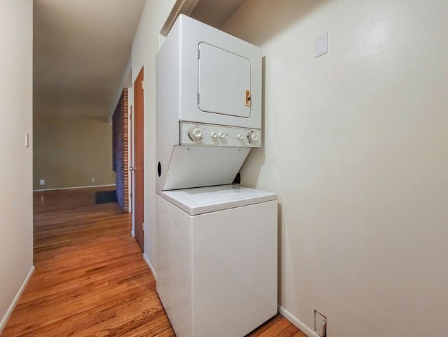 Building Photo - Cozy rambler with large outdoor space!!!