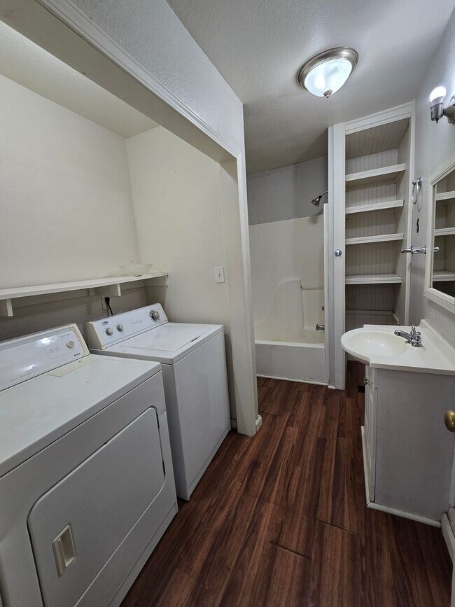 Building Photo - 2 Bedroom | 1 Bathroom | Springfield MO! | Fenced Yard!