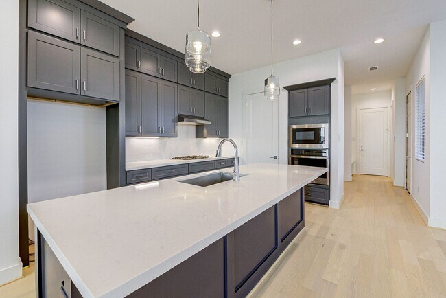 Building Photo - Modern luxury home in well established inn...