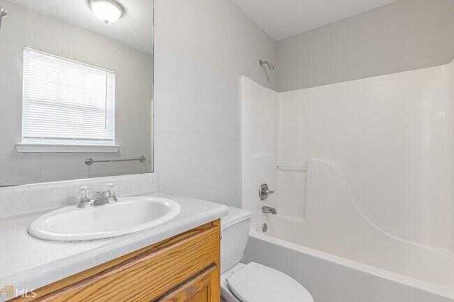 Building Photo - 200 Stonehaven Cir