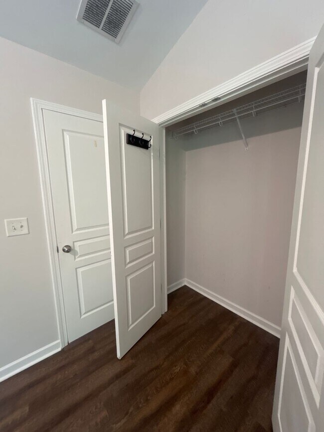 Building Photo - Three Bedroom Townhouse Available!