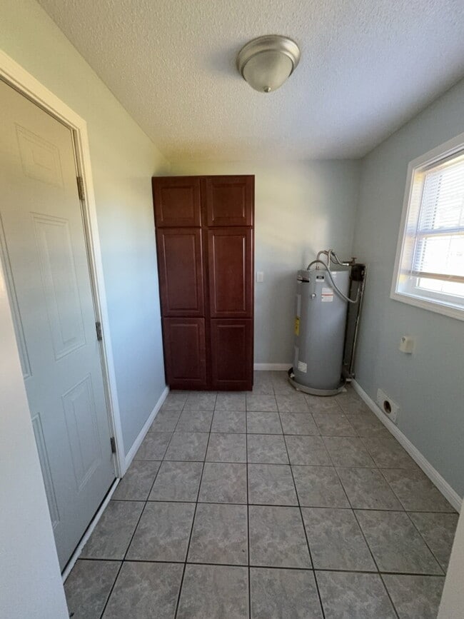 Building Photo - 304 Royal Dr