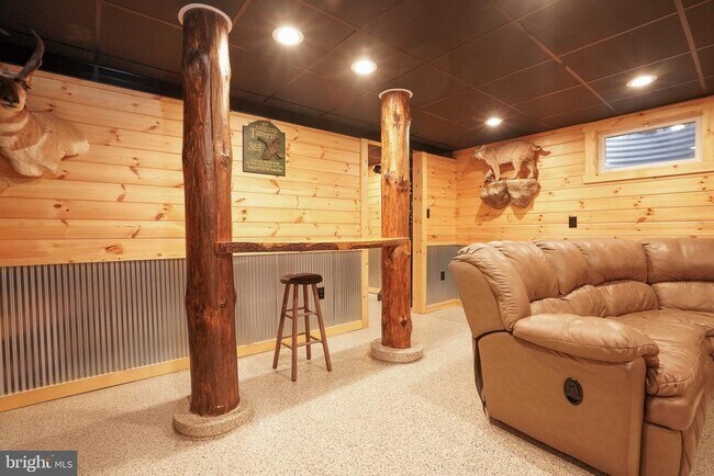 Building Photo - 371 Green Tree Dr