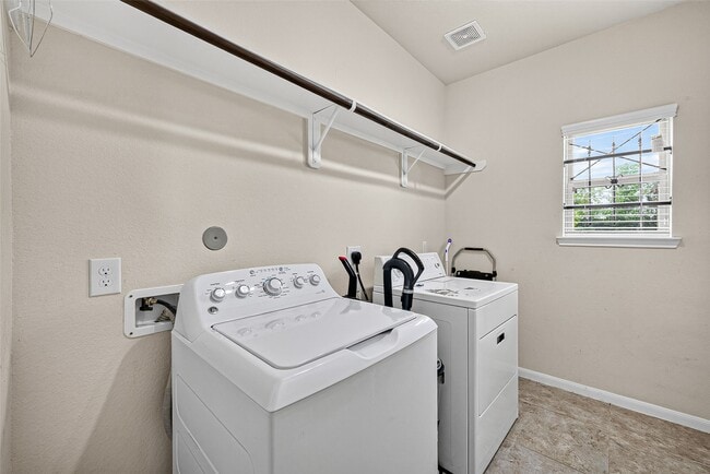 Building Photo - 2931 Oakdale Landing Ct