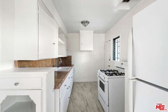Building Photo - 326 N Sierra Bonita Ave