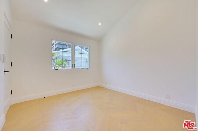 Building Photo - 234 S Spalding Dr