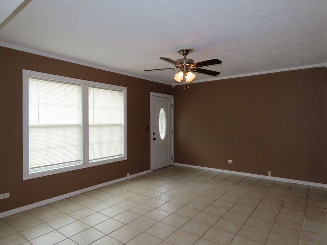 Building Photo - Quaint West Side  3 bedroom 2 Bath Home!