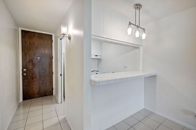 Building Photo - 1/2 off 1st month rent move in special at the Bluffs!!!
