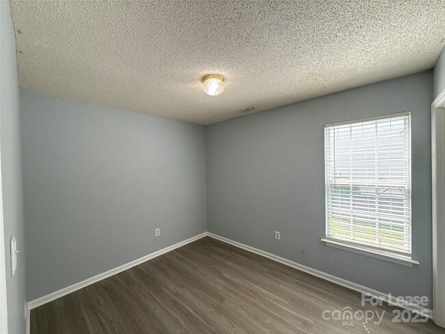 Building Photo - 3025 Longspur Dr