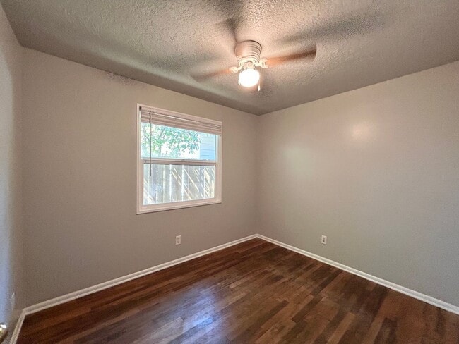 Building Photo - Spacious 3 Bed, 1.0 Bath House - Fully Fen...