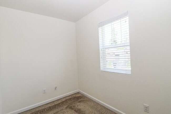 Building Photo - Spacious Rental! 3bed 3bath 2039sf 2 Car Garage A/C + Bonus Room