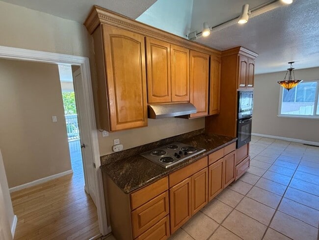 Building Photo - Spacious 3-bedroom home in Quiet El Sobran...