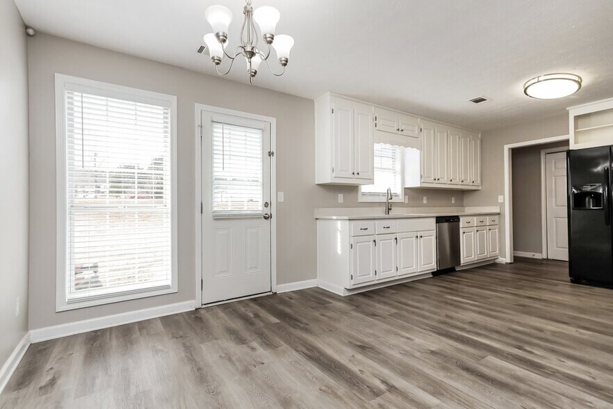 Building Photo - 335 Cattlemans Cir