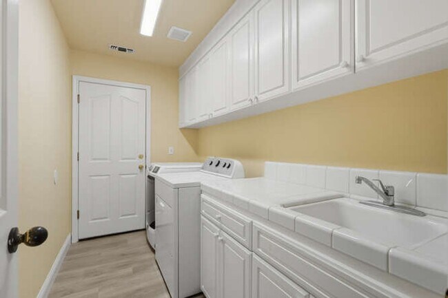 Building Photo - Spacious 5-Bedroom Home with Pool in NE Fr...